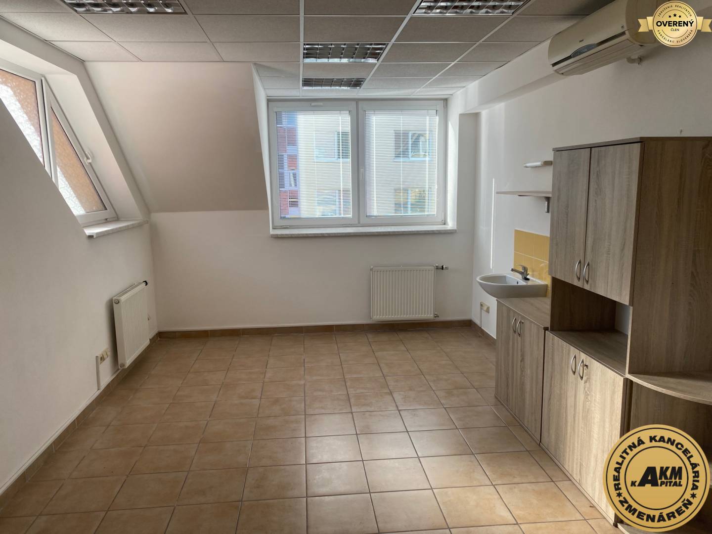 kancelária poschodie (4).JPG